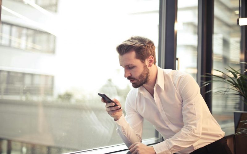 Man står med telefonen